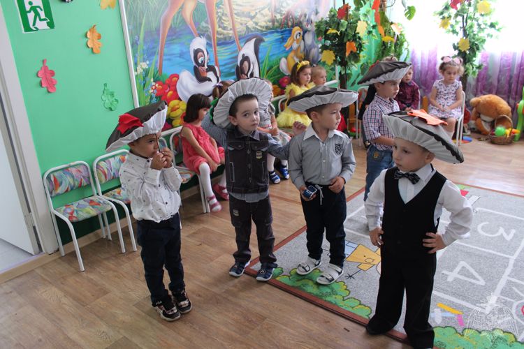 Праздник для детей "Загадки осени" и выставка поделок "Золотая палитра осени"