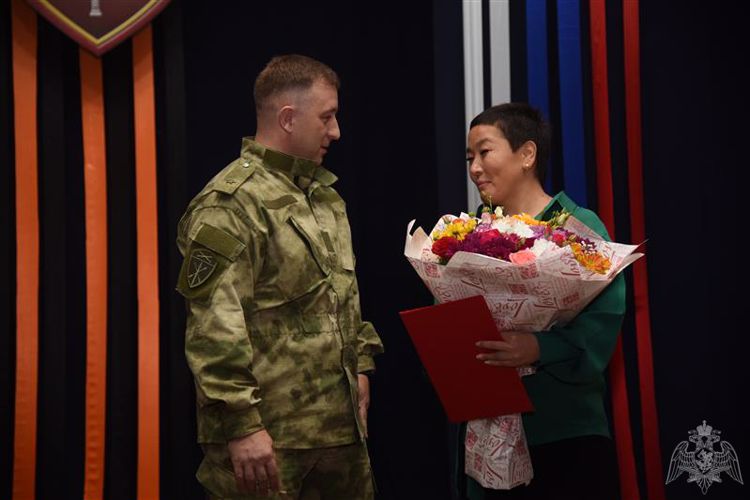 РОСГВАРДЕЙЦЫ ПОЗДРАВИЛИ КОЛЛЕКТИВ ДЕТСКОГО САДА «ЗВЕЗДОЧКА»  С ДНЕМ РАБОТНИКОВ ДОШКОЛЬНОГО ОБРАЗОВАНИЯ