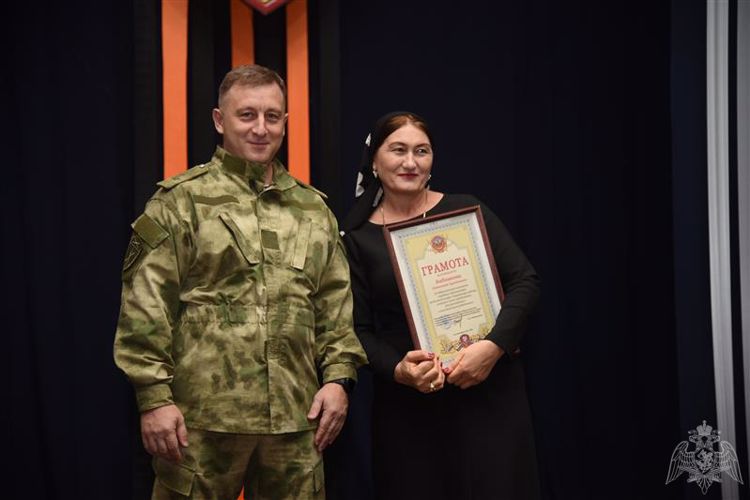 РОСГВАРДЕЙЦЫ ПОЗДРАВИЛИ КОЛЛЕКТИВ ДЕТСКОГО САДА «ЗВЕЗДОЧКА»  С ДНЕМ РАБОТНИКОВ ДОШКОЛЬНОГО ОБРАЗОВАНИЯ