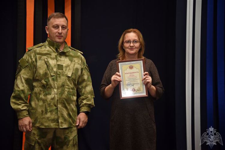 РОСГВАРДЕЙЦЫ ПОЗДРАВИЛИ КОЛЛЕКТИВ ДЕТСКОГО САДА «ЗВЕЗДОЧКА»  С ДНЕМ РАБОТНИКОВ ДОШКОЛЬНОГО ОБРАЗОВАНИЯ