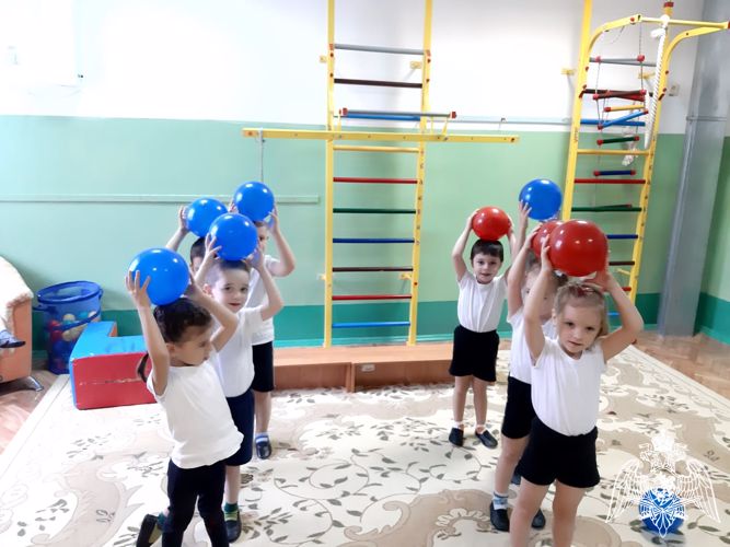 ФИЗКУЛЬТУРНОЕ РАЗВЛЕЧЕНИЕ "РАЗНОЦВЕТНЫЕ МЯЧИ"