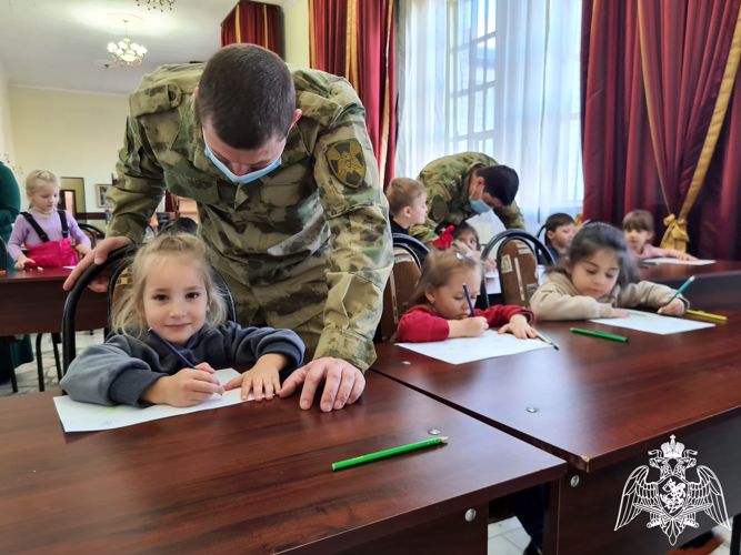 В акции «С любовью к маме» поучаствовали воспитанники грозненского детского сада Росгвардии