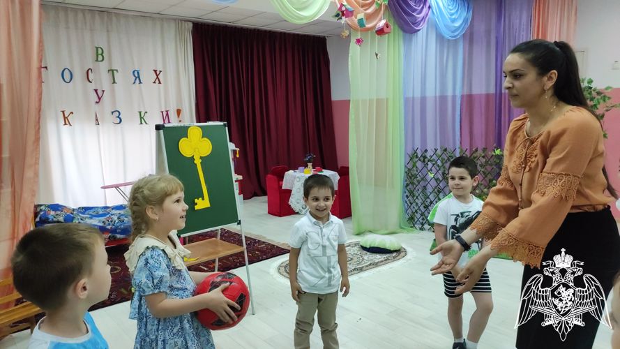 Театрализованное представление "В гостях у сказки" в старшей группе №7. Подготовила и провела воспитатель Сеферова С.Р.