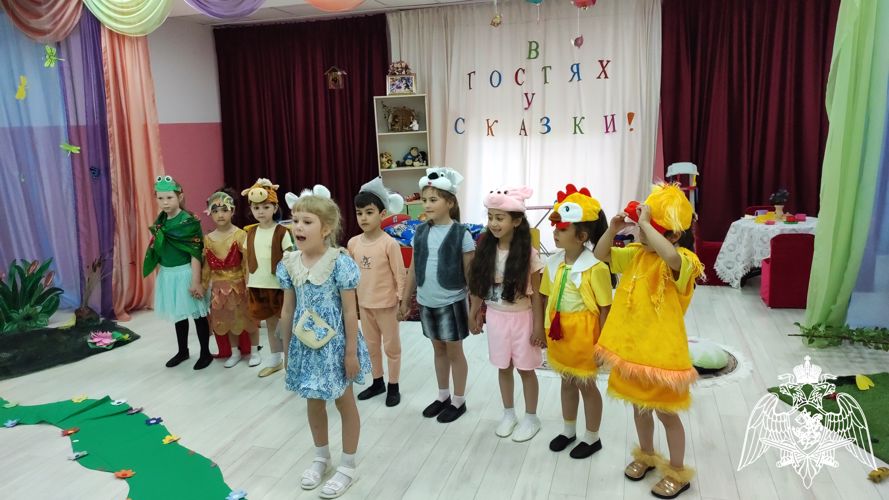 Театрализованное представление "В гостях у сказки" в старшей группе №7. Подготовила и провела воспитатель Сеферова С.Р.