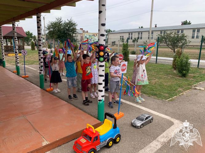 Праздник  "Знает вся моя семья, знаю ПДД и Я"