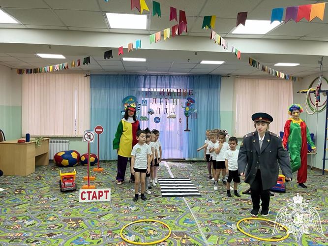 Спортивный праздник "Правила движения будем изучать"