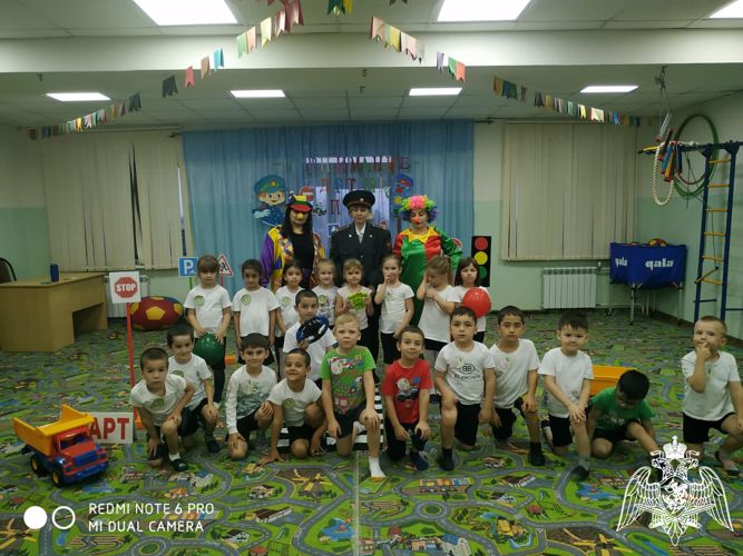 Спортивный праздник "Правила движения будем изучать"