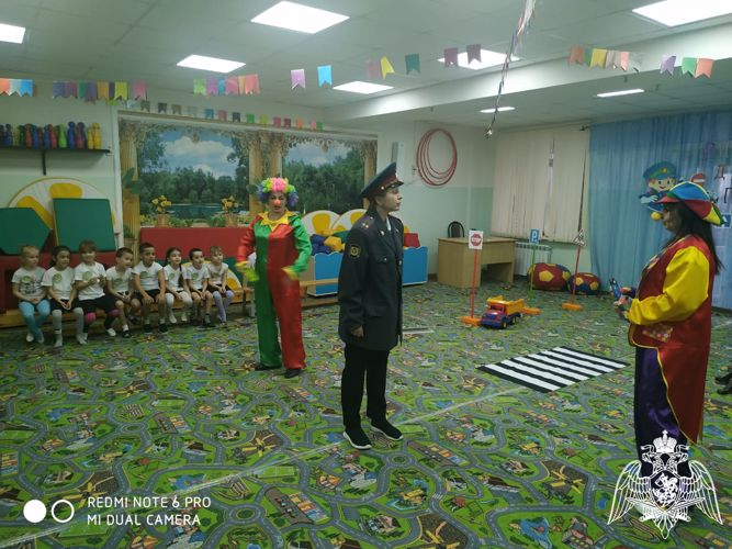 Спортивный праздник "Правила движения будем изучать"