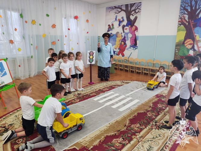 Спортивный праздник "Правила движения будем изучать"