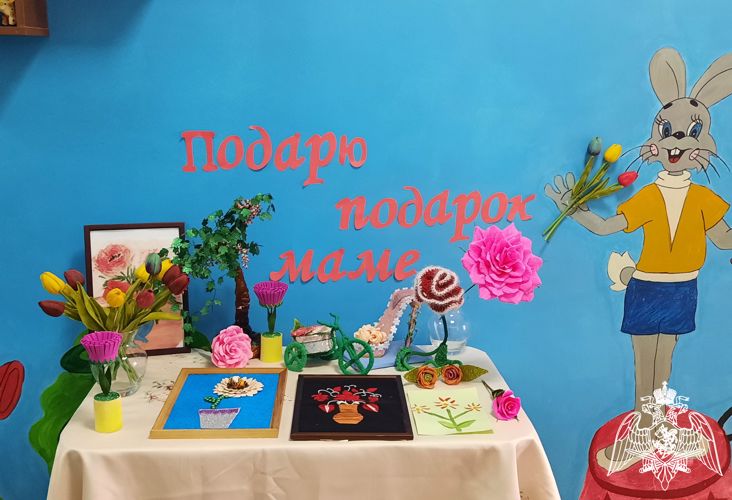  Выставка детско-родительского творчества «Подарю подарок маме»