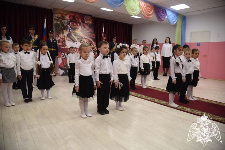 Церемония поднятия Государственного флага Российской Федерации