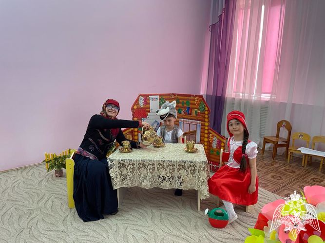 Открытый просмотр театрализованной постановки сказки "Красная шапочка". Подготовили воспитатели Дакашева М.В и Агабекова Э.Г 