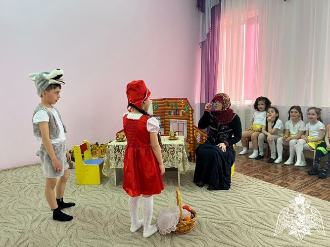 Открытый просмотр театрализованной постановки сказки "Красная шапочка". Подготовили воспитатели Дакашева М.В и Агабекова Э.Г 