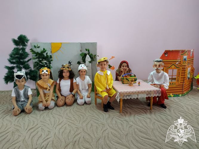 Открытый просмотр театрализованной постановки сказки  "Колобок" в средней группе. Подготовили воспитатели: Гаджимурадова Э,  и Джелилова Э.