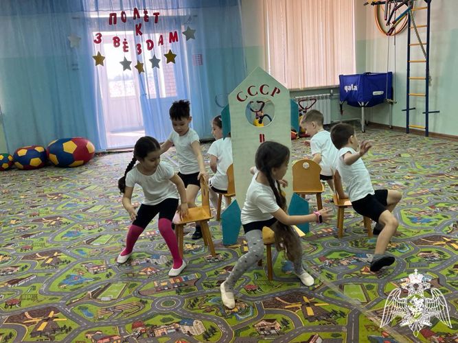 Спортивное развлечение "Полет к звездам" с детьми старшего дошкольного  возраста.
