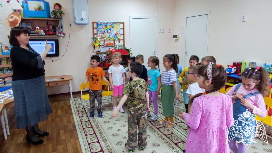 Досуговое мероприятие с детьми старшего дошкольного возраста на тему: "Где прячется здоровье?". Провела воспитатель Малина Н. В.