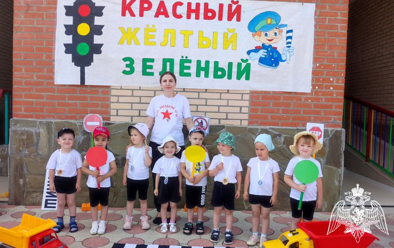 МУЗЫЫКАЛЬНО-СПОРТИВНЫЙ ДОСУГ "КРАСНЫЙ, ЖЕЛТЫЙ, ЗЕЛЕНЫЙ"