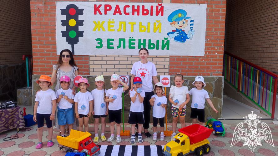 МУЗЫЫКАЛЬНО-СПОРТИВНЫЙ ДОСУГ "КРАСНЫЙ, ЖЕЛТЫЙ, ЗЕЛЕНЫЙ"