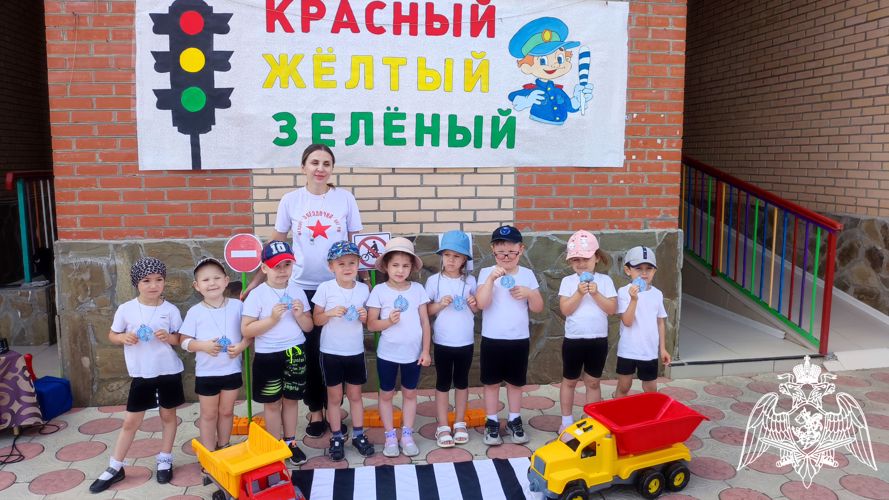 МУЗЫЫКАЛЬНО-СПОРТИВНЫЙ ДОСУГ "КРАСНЫЙ, ЖЕЛТЫЙ, ЗЕЛЕНЫЙ"