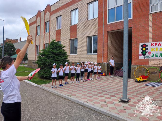 МУЗЫЫКАЛЬНО-СПОРТИВНЫЙ ДОСУГ "КРАСНЫЙ, ЖЕЛТЫЙ, ЗЕЛЕНЫЙ"