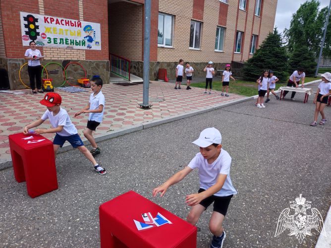 МУЗЫЫКАЛЬНО-СПОРТИВНЫЙ ДОСУГ "КРАСНЫЙ, ЖЕЛТЫЙ, ЗЕЛЕНЫЙ"
