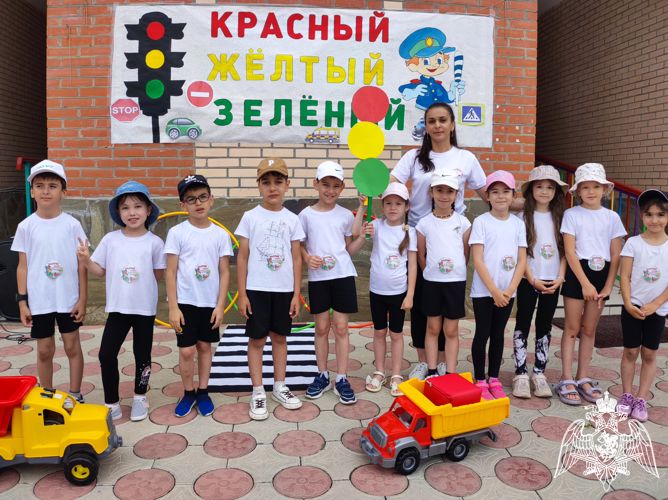 МУЗЫЫКАЛЬНО-СПОРТИВНЫЙ ДОСУГ "КРАСНЫЙ, ЖЕЛТЫЙ, ЗЕЛЕНЫЙ"