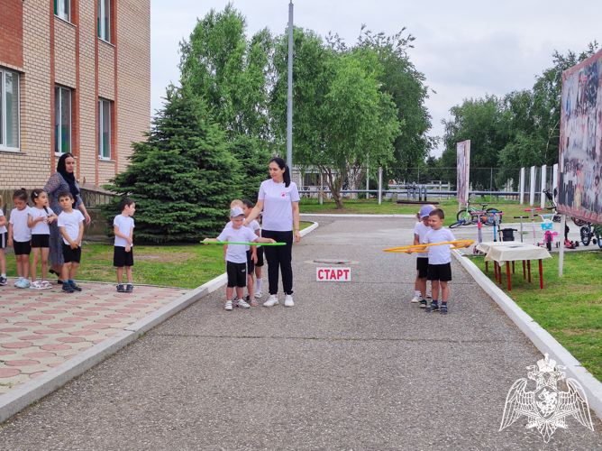 МУЗЫЫКАЛЬНО-СПОРТИВНЫЙ ДОСУГ "КРАСНЫЙ, ЖЕЛТЫЙ, ЗЕЛЕНЫЙ"