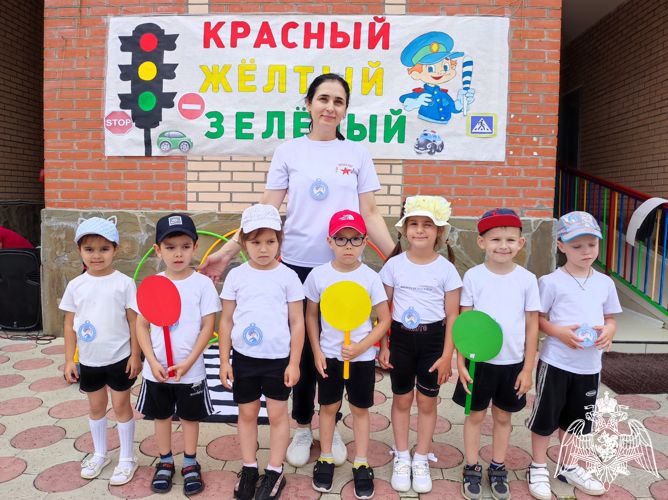 МУЗЫЫКАЛЬНО-СПОРТИВНЫЙ ДОСУГ "КРАСНЫЙ, ЖЕЛТЫЙ, ЗЕЛЕНЫЙ"