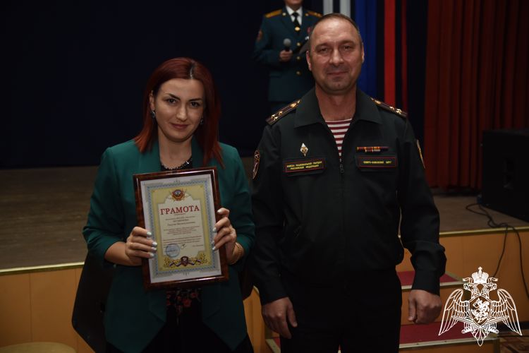 В Грозном росгвардейцы поздравили работников дошкольного образования с профессиональным праздником