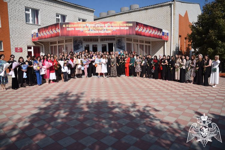В Грозном росгвардейцы поздравили работников дошкольного образования с профессиональным праздником