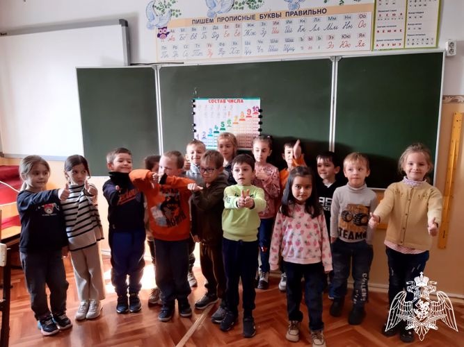 Экскурсия  детей в школу