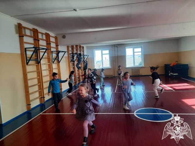 Экскурсия  детей в школу