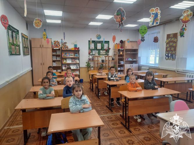 Экскурсия  детей в школу
