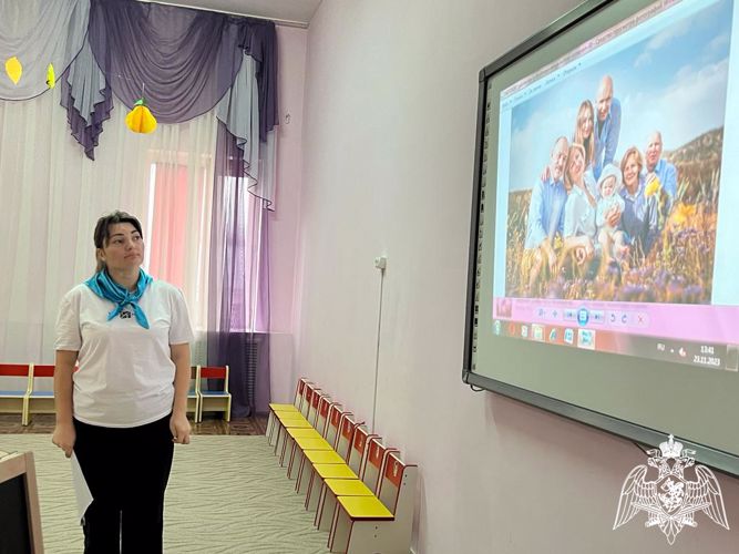 Круглый стол для воспитателей  «Нравственно - патриотическое воспитание дошкольников» Провела воспитатель  Джелилова Э.И. 