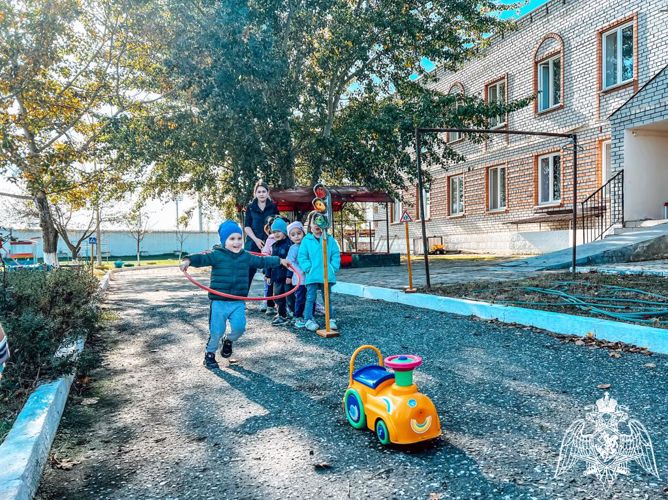 В ФГКДОУ «Звездочка»  прошел физкультурный досуг по ПДД: «Правила движения будем изучать»
