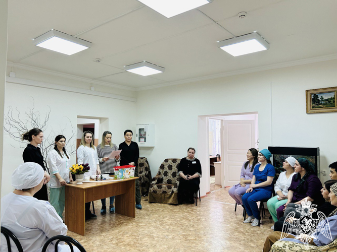 Практические занятия по оказанию первой помощи пострадавшим. Провели медсестра Шихаева Р.А. и специалист по охране труда Радина О.В.