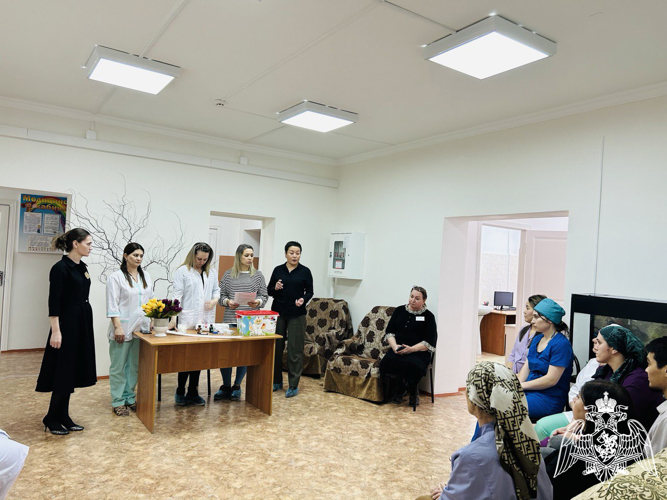 Практические занятия по оказанию первой помощи пострадавшим. Провели медсестра Шихаева Р.А. и специалист по охране труда Радина О.В.