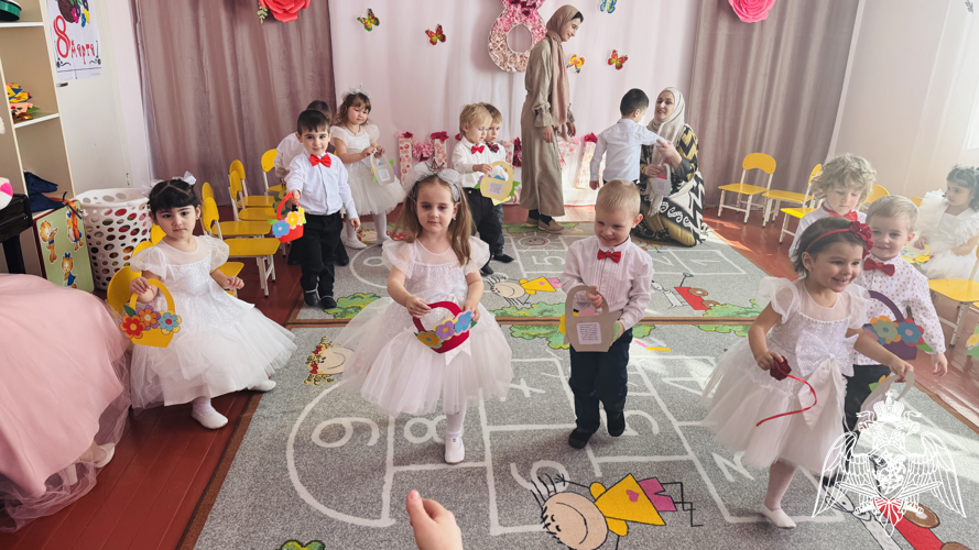 Праздник посвященный 8 Марта «Мамины помощники!». 