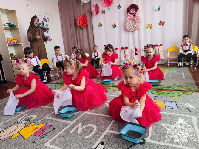 Праздник посвященный 8 Марта «Мамины помощники!». 
