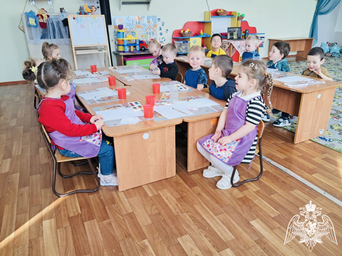 Занятия в вторых младших группах "Праздничный салют для пап к 23 февраля".