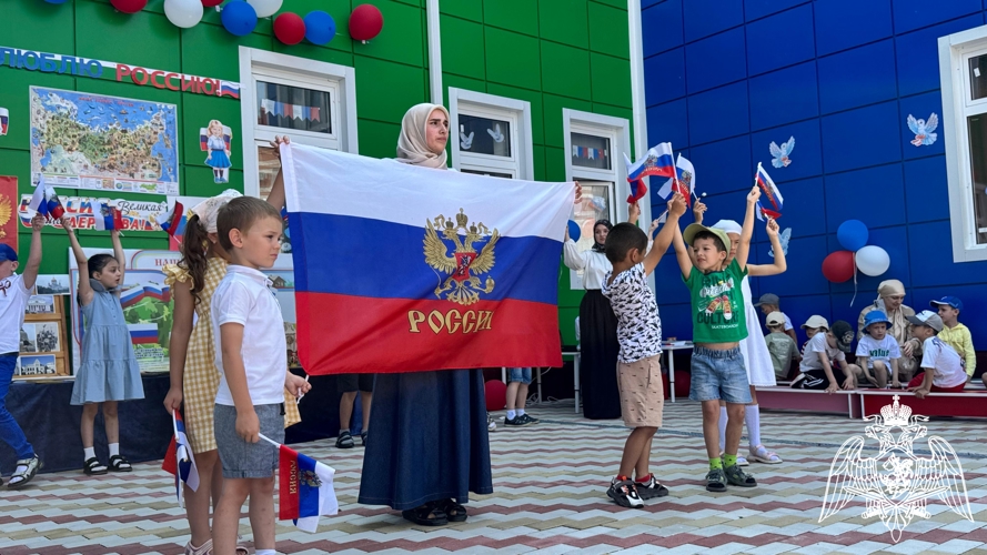 12 июня отмечается День России — государственный праздник, символизирующий рождение современной Российской Федерации, национальное единство и гордость за свою страну.
