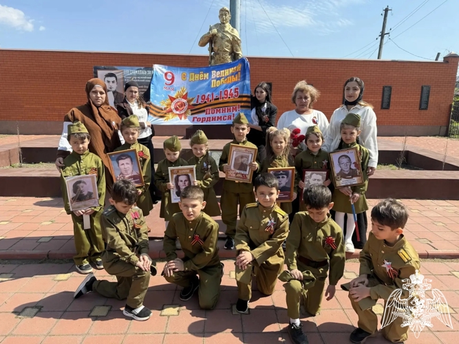 Педагоги и воспитанники филиала № 1 детского сада "Звездочка" ст. Наурская приняли участие в акции "Бессмертный полк"